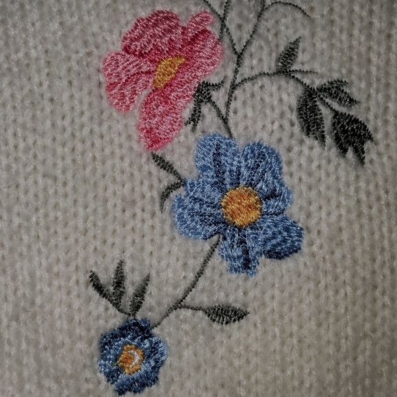 𝅺White sweater with embroidered flower design NEW small - Picture 5 of 6